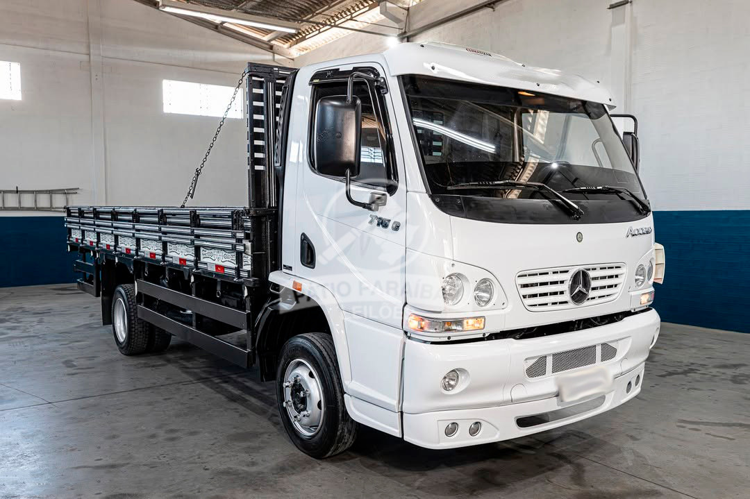Mercedes-Benz Accelo 715C 2006 c/ carroc. de madeira de 5,50m